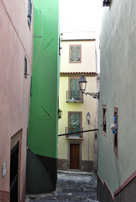 カラフルな外壁の家が多い旧市街