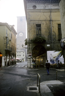 ポデスタ宮の塔を望む1985年のマントヴァ旧市街