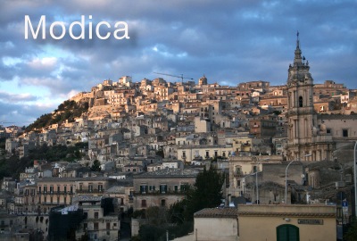夕日を浴びて輝くモディカ・アルタの町