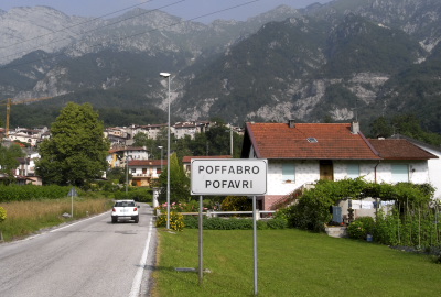 標準イタリア語とフリウリ語が記された町名の看板2008/06