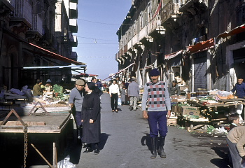 1981年のオルティージャ島の市場