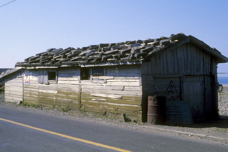 大間町奥戸で見た石置き屋根の家