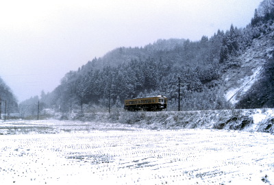 雪の中を走るモハ61