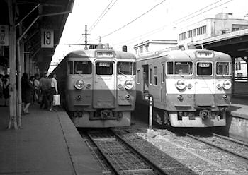 上野駅19、20番線ホームの常磐線電車