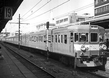 上野駅20番線ホームの常磐線電車