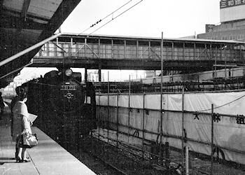 船橋駅を通過するD51
