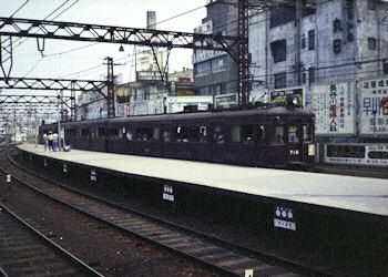 十三駅に到着する700系普通電車