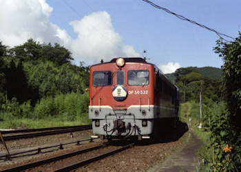青井岳駅を通過するDF50牽引の特急富士