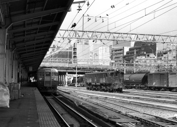 新宿駅と貨物列車