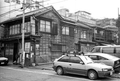 小石川二丁目・板壁の家