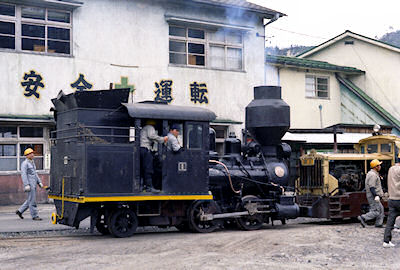 車庫から出たボールドウィン製蒸気機関車
