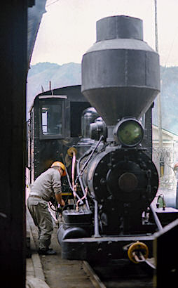 蒸気機関車の整備風景