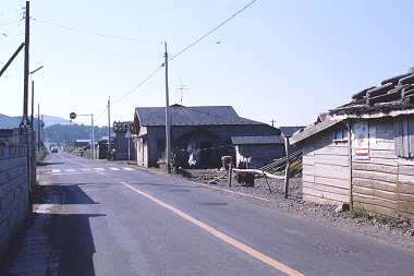 材木の町を通る道路