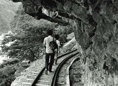 オーバーハングの岩の下を通る線路